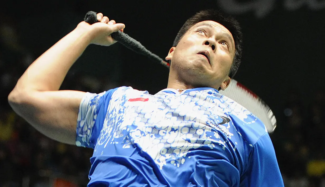 Legenda bulu tangkis Indonesia Markis Kido memukul kok saat melawan Koo Kien Keat dan Tan Boon Heong dari Malaysia pada final bulu tangkis ganda putra Asian Games ke-16 di Guangzhou pada 20 November 2010. Markis Kido meninggal dunia pada Senin, 14 Juni 2021 di usia 36 tahun. (LIU JIN/AFP)