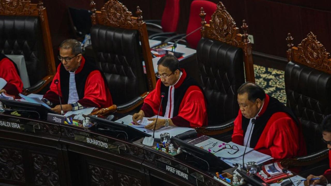Ketua MK Suhartoyo mengatakan, dalil-dalil yang diajukan kedua pemohon tidak beralasan menurut hukum.