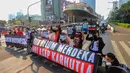 Aktivis lingkungan Wahana Lingkungan Hidup Indonesia (Walhi) berunjuk rasa terkait kebakaran hutan dan lahan (karhutla) di kawasan Tosari, Jakarta, Jumat . 14 Agustus 2026/ (KLY/ Arie Basuki)