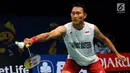 Pebulutangkis Indonesia, Sony Dwi Kuncoro berusaha mengembalikan kok saat melawan pemain Jepang Kazumasa Sakai di kualifikasi Indonesia Open 2017 di Jakarta Convention Centre, Senin (12/6). Sony kalah 13-21, 16-21. (Liputan6.com/Helmi Fithriansyah)