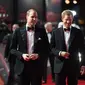 Pangeran William dan Pangeran Harry menghadiri premiere film The Star Wars: The Last Jedi di The Royal Albert Hall, London, Selasa (12/12). Dua Pangeran Inggris tersebut muncul dalam film besutan Rian Johnson sebagai cameo. (Vianney Le Caer/Invision/AP)