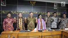 Tujuh komisioner baru Komnas HAM dari kiri ke kanan: M Choirul Anam, Hairansyah, A Taufan Damanik, Sandrayati M, B Ulung Hapsara, Munafrizal, dan Amiruddin Al Rahab foto bersama di Kantor Komnas HAM, Jakarta, Selasa (14/11). (Liputan6.com/Faizal Fanani)
