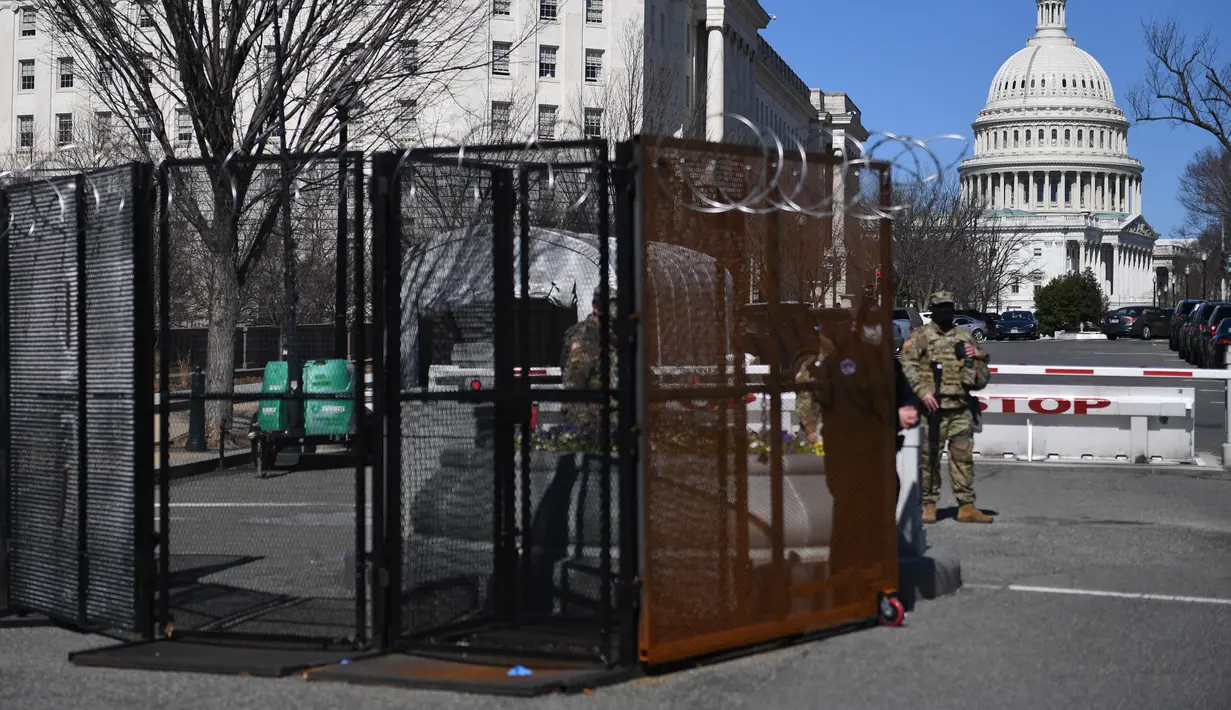 Anggota Garda Nasional berpatroli di dekat Gedung Capitol AS di Capitol Hill, Washington, DC. Rabu (3/3/2021).Kepolisian meningkatkan keamanan di wilayah Washington DC, setelah intelijen menemukan dugaan plot terbaru untuk 'menembus Capitol' pada Kamis (4/3) waktu setempat. (Eric BARADAT/AFP)