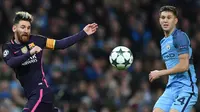 Penyerang Barcelona, Lionel Messi, berebut bola dengan bek Manchester City, John Stones, pada laga Liga Champions di Stadion Ettihad, Inggris, Selasa (1/11/2016). City menang 3-1 atas Barcelona. (AFP/Paul Ellis)