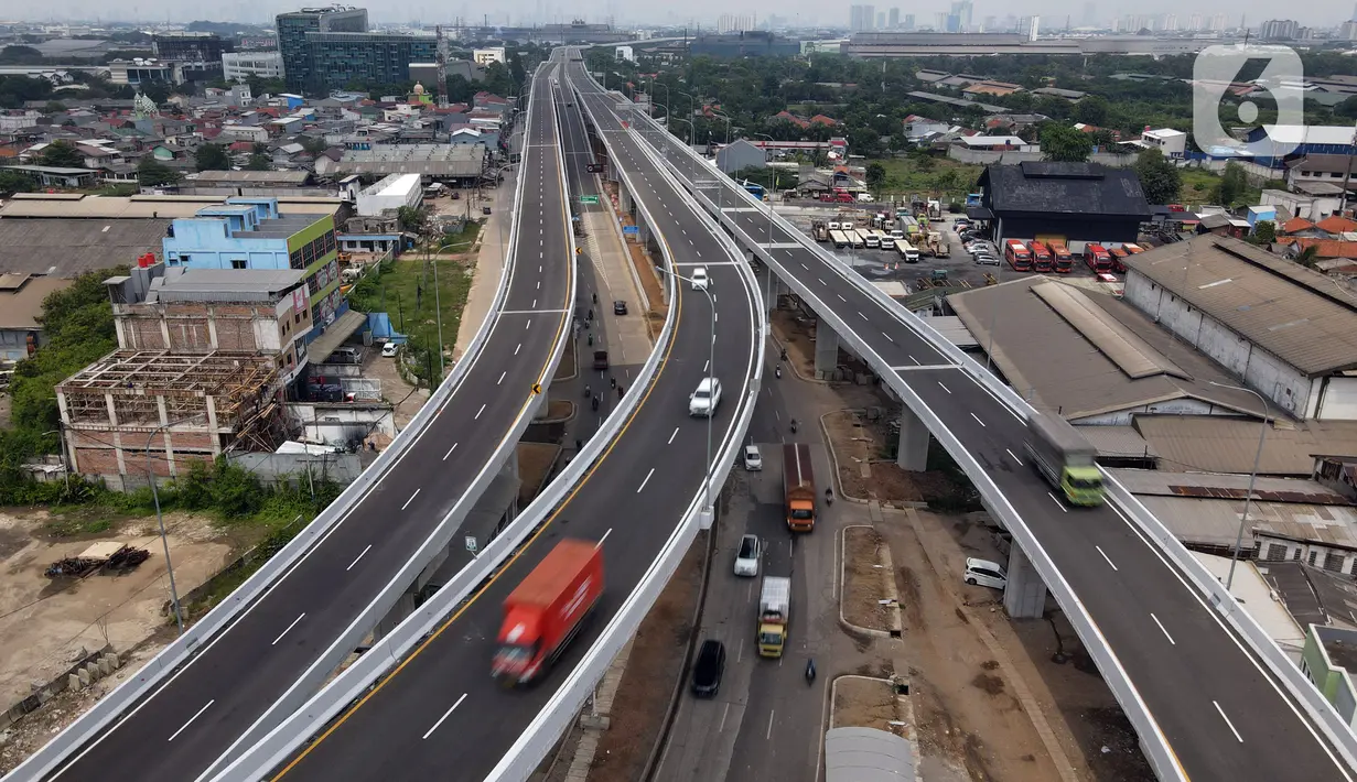 Foto udara Jalan Tol Layang Dalam Kota Kelapa Gading - Pulo Gebang, Jakarta, Sabtu (20/11/2021). Beroperasinya jalan tol tersebut diharapkan dapat meningkatkan pelayanan dan alternatif kepada pengguna dari arah Kelapa Gading menuju Pulo Gebang. (merdeka.com/Imam Buhori)