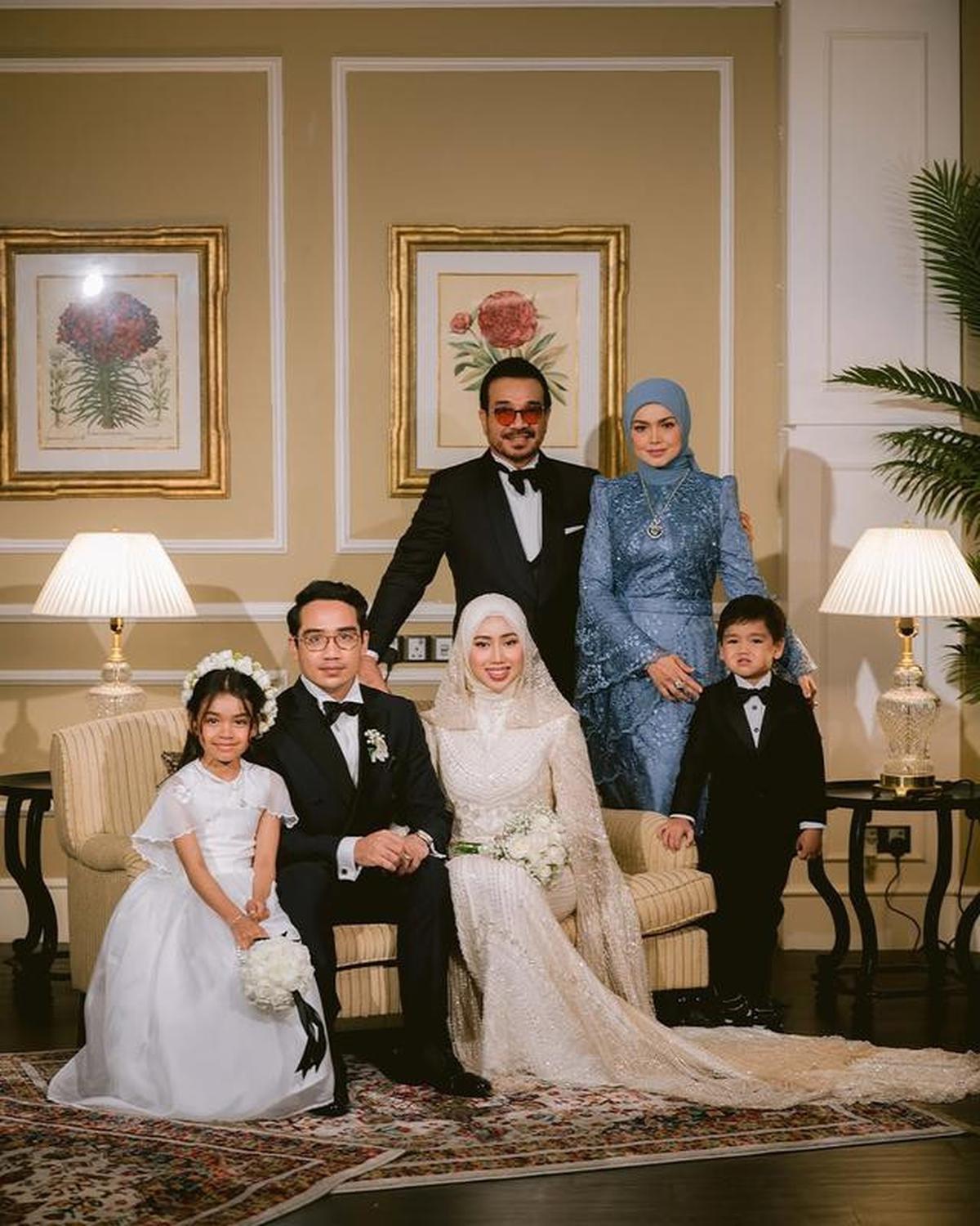 7 Potret Gaun Brokat Siti Nurhaliza di Pernikahan Anak Sambung, Detail Payet Memukau