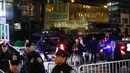 Petugas keamanan berjaga di luar Trump Tower di 5th Avenue, New York, Kamis (10/11). Seiring munculnya gelombang unjuk rasa anti Trump, markas Presiden terpilih AS itu kini dijaga ketat sejumlah personel Departemen Kepolisian New York. (KENA BETANCUR/AFP)