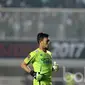 Kiper Persib Bandung, M. Natshir saat berlaga melawan Semen Padang FC di Stadion Pakansari, Bogor (11/3/2017). (Bola.com/Nicklas Hanoatubun)