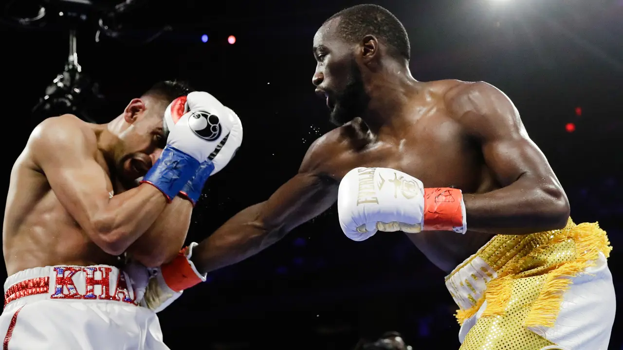 Amir Khan Menyerah, Terence Crawford Menang TKO