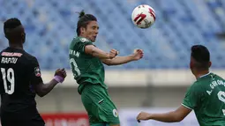 Gelandang PS Sleman, Kim Jeffrey Kurniawan (tengah) menghalau bola dengan sundulan saat menghadapi Persik Kediri dalam laga matchday ke-3 Grup C Piala Menpora 2021 di Stadion Si Jalak Harupat, Bandung, Kamis (1/4/2021). PS Sleman menang 1-0 atas Persik. (Bola.com/Ikhwan Yanuar)