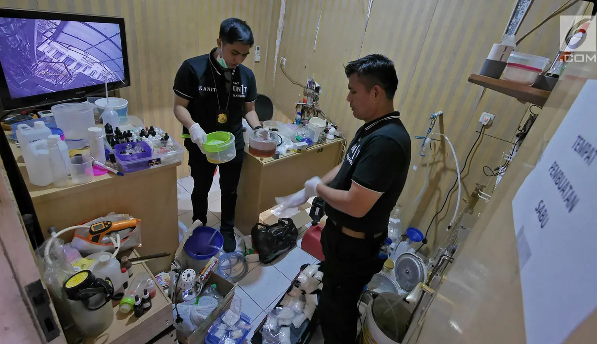Petugas kepolisian melakukan olah TKP pabrik sabu di Kalideres, Jakarta, Senin (24/6/2019). Satuan Narkoba Polres Jakarta Barat mengungkap pabrik narkotika jenis sabu yang berkedok rumah huni. (Liputan6.com/Herman Zakharia)