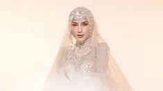 Belakangan tengah menjadi model foto, sosok Irish Bella memang terlihat menawan. Sebagai seorang selebriti yang pernah menjadi bintang sinetron, penampilannya seakan tidak pernah bikin bosan para penggemarnya. Bahkan dengan bertambahnya usia dan statusnya yang menjadi seorang ibu, aktris yang kerap disapa Ibel ini tetap punya gaya yang menawan. (Liputan6.com/IG/@riomotret)