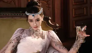Dilraba Dilmurat Gigit Kupu-kupu di Red Carpet, Gaunnya Bikin Terpukau
