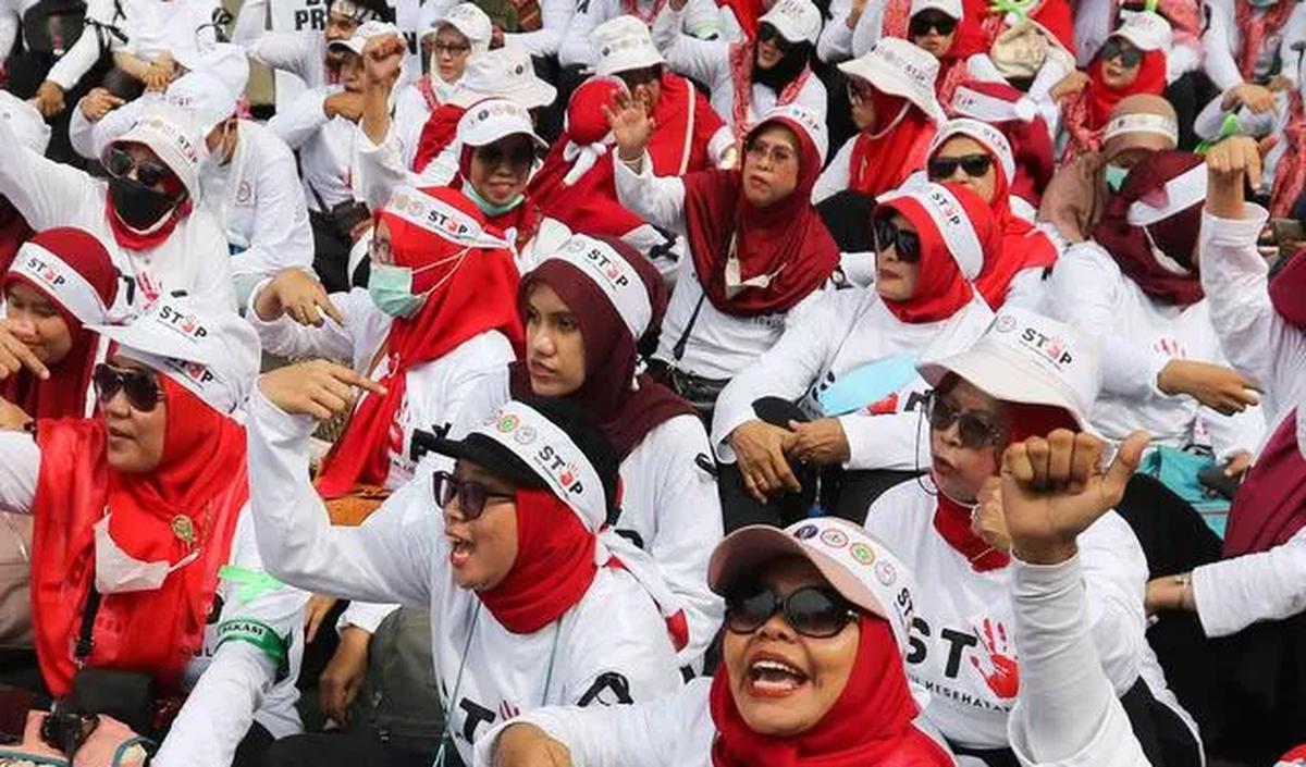 "Jadi Fraksi PDIP, Fraksi Partai Golkar, Fraksi Partai Gerindra, Fraksi Partai NasDem, Fraksi PKB, Fraksi PAN dan Fraksi PPP, jadi setuju ya?" tanya ketua DPP PDIP lagi sembari mengetuk palu pengesahan.