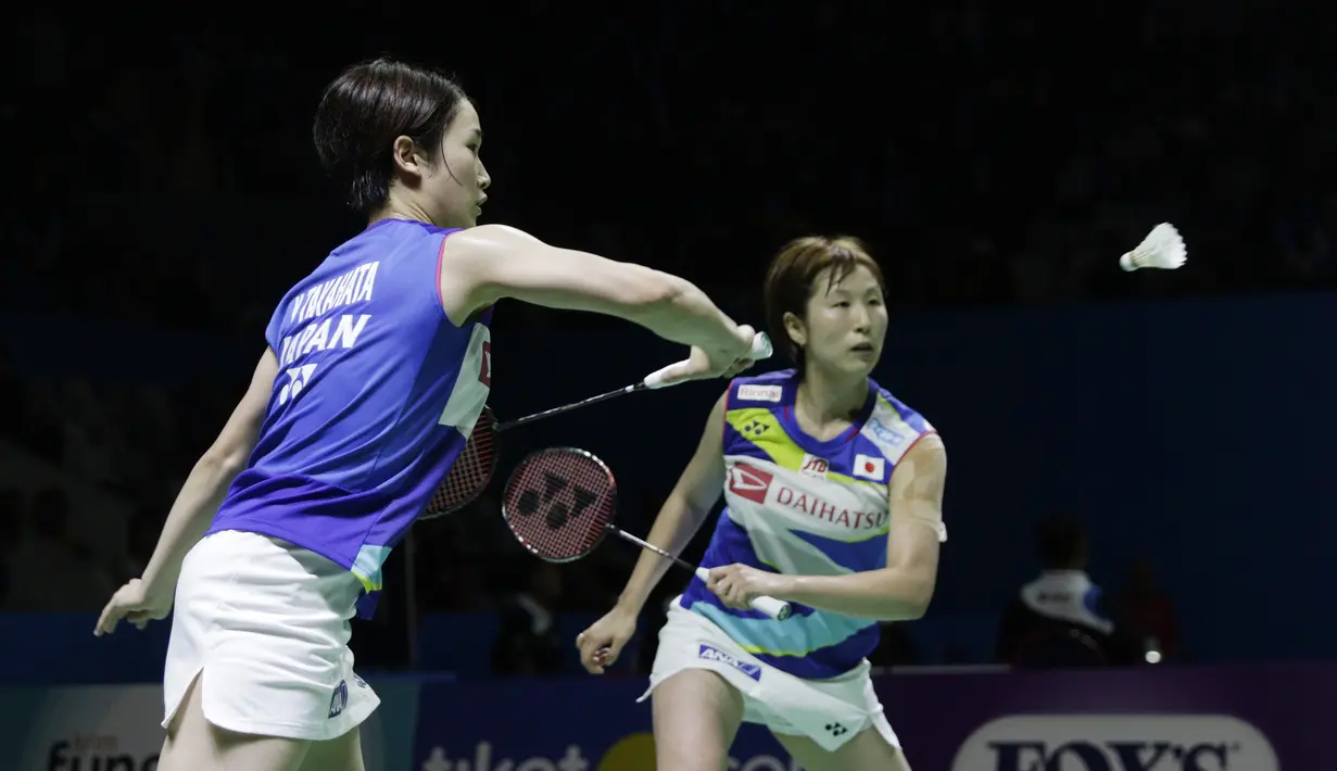 Pasangan Jepang, Ayako Sakuramoto/Yukiko Takahata, saat melawan wakil Indonesia, Greysia Polii/Apriyani Rahayu, pada Indonesia Open 2019 di Istora, Jakarta, Selasa (16/7). Pasangan Indonesia menang 21-15, 21-16. (Bola.com/M Iqbal Ichsan)