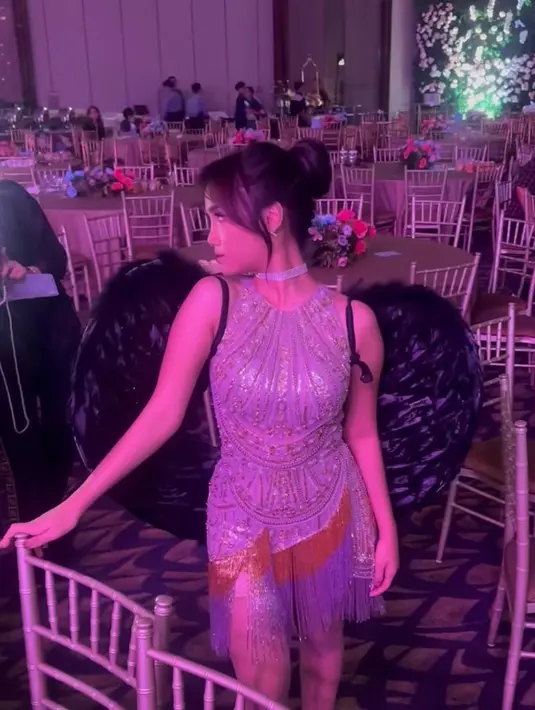 Hadir juga Fuji yang tampil memukau dengan dress berpayet dan sayap warna hitam. [@violenziajean]