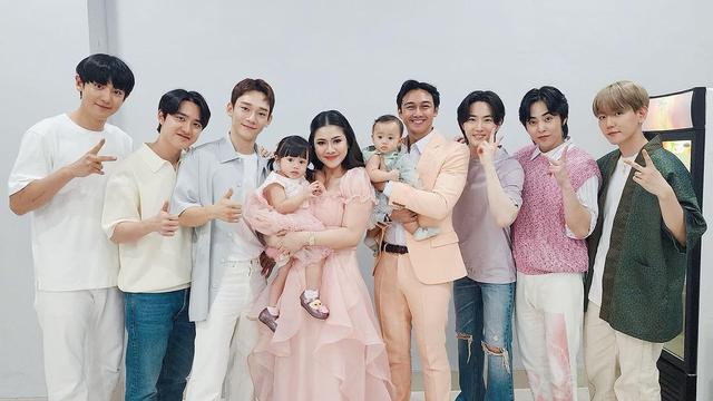 Kebersamaan Felicya Angelista dan Immanuel Caesar Hito bareng EXO di Jakarta (Foto: instagram felicyangelista_)