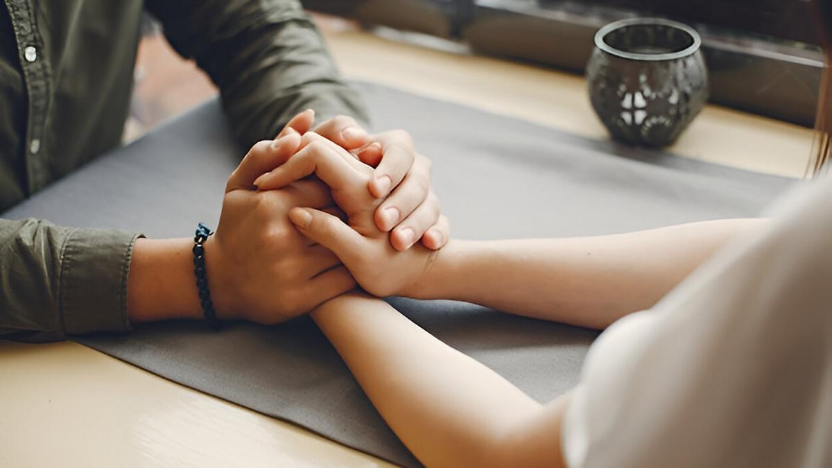 5 Zodiak yang Love Language-nya Physical Touch, Paling Sayang Lewat Sentuhan