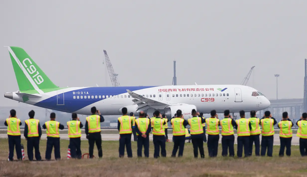 Pesawat penumpang jet C919 bersiap lepas landas pada penerbangan perdananya di Bandara Internasional Pudong, Shanghai, Jumat (5/5). Pesawat C919 itu dirancang untuk menjadi pesaing langsung Boeing 737 dan Airbus A320. (Aly Song/Pool Photo via AP)