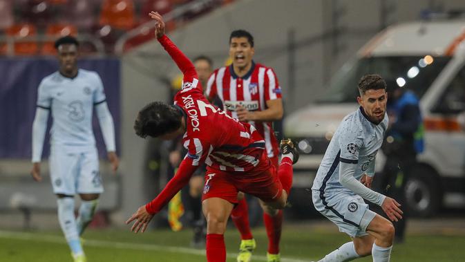 Joao Felix dari Atletico Madrid, bertarung memperebutkan bola dengan Jorginho dari Chelsea pada babak 16 besar Liga Champions, pertandingan sepak bola leg pertama di stadion National Arena di Bucharest, Romania, Selasa, 23 Februari 2021. (Foto AP / Vadim