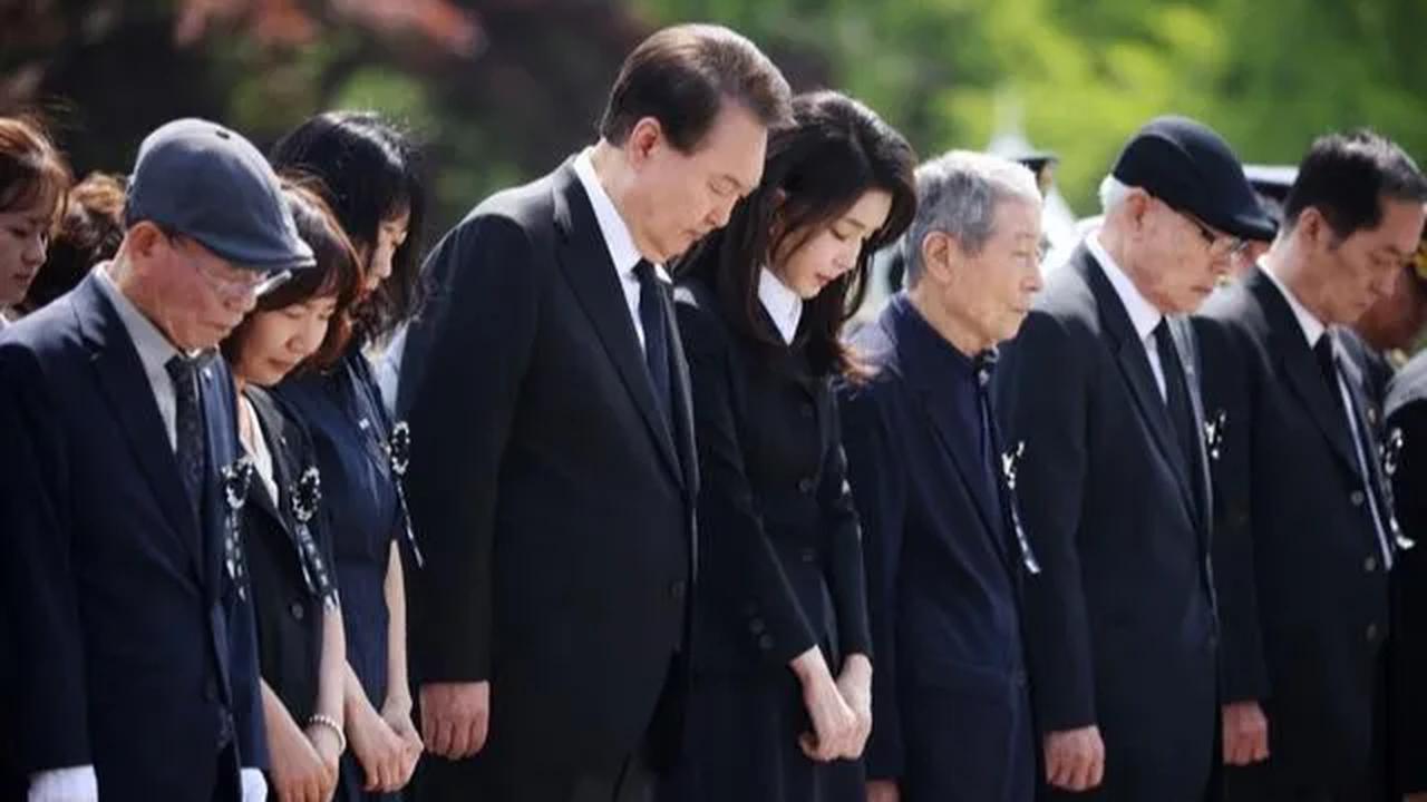 Keputusan ini berbeda dengan pemimpin Korea Utara yang memfokuskan ekonomi untuk kepentingan militer.