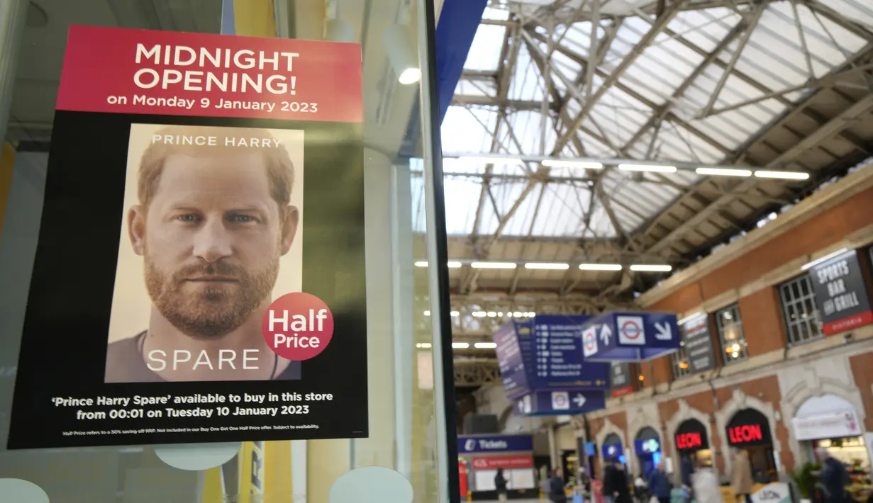 Sebuah poster mengiklankan buku baru karya Pangeran Harry berjudul 'Spare' di London, Senin (9/1/2022). Pangeran Harry membela memoarnya yang membeberkan keretakan di dalam keluarga kerajaan Inggris. Dia mengatakan dalam wawancara TV yang disiarkan hari Minggu bahwa dia ingin "memiliki cerita saya" setelah 38 tahun "berputar dan terdistorsi" oleh orang lain. (AP Photo/Kirsty Wigglesworth)