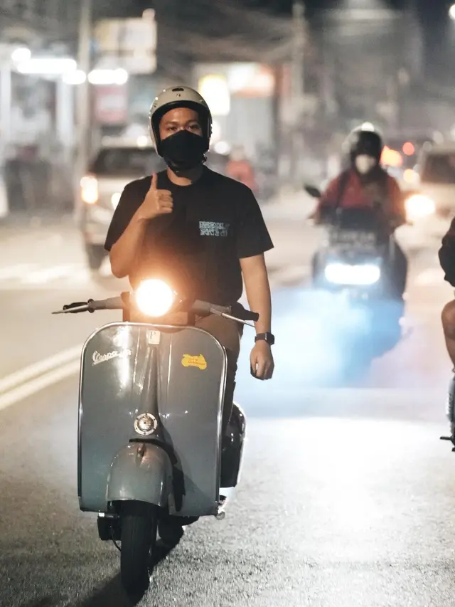 7 Potret Seru Azriel Hermansyah yang Kini Jadi Anak Vespa Klasik