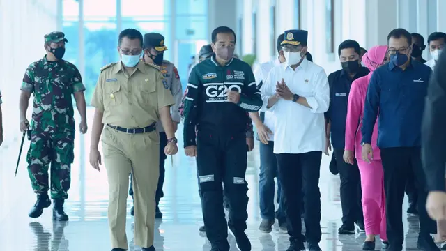 Presiden Joko Widodo atau Jokowi memakai jaket custom edisi terbatas dengan tema G20 Indonesia.