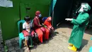 Warga yang pernah berhubungan dengan pasien positif COVID-19 menunggu untuk melakukan kegiatan testing PCR di Puskesmas Cinere, Depok, Jawa Barat, Kamis (10/6/2021). Testing setelah tracing dilakukan kepada puluhan warga untuk meminimalisir penyebaran COVID-19. (merdeka.com/Arie Basuki)