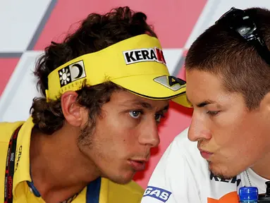 Pada tahun 2006, terjadi persaingan antara pebalap Camel Yamaha, Valentino Rossi, dengan pebalap Repsol Honda, Nicky Hayden. (EPA/Ahmad Yusni)