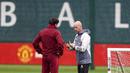 Pelatih MU, Erik Ten Hag (kanan) berbincang mengenai taktik dengan Victor Lindelof saat sesi latihan di Carrington Training Ground, Manchester, Inggris, Selasa (19/9/2023). Latihan tersebut dilakukan jelang laga perdana Liga Champions 2023/2024 melawan Bayern Munchen pada 21 September 2023 dini hari WIB. (AP/PA/Martin Rickett)