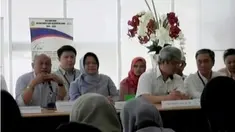 Operasi pemisahan Dwi dan Tri yang dempet pada bagian panggul ini memakan waktu 16 jam dan melibatkan 50 dokter.
