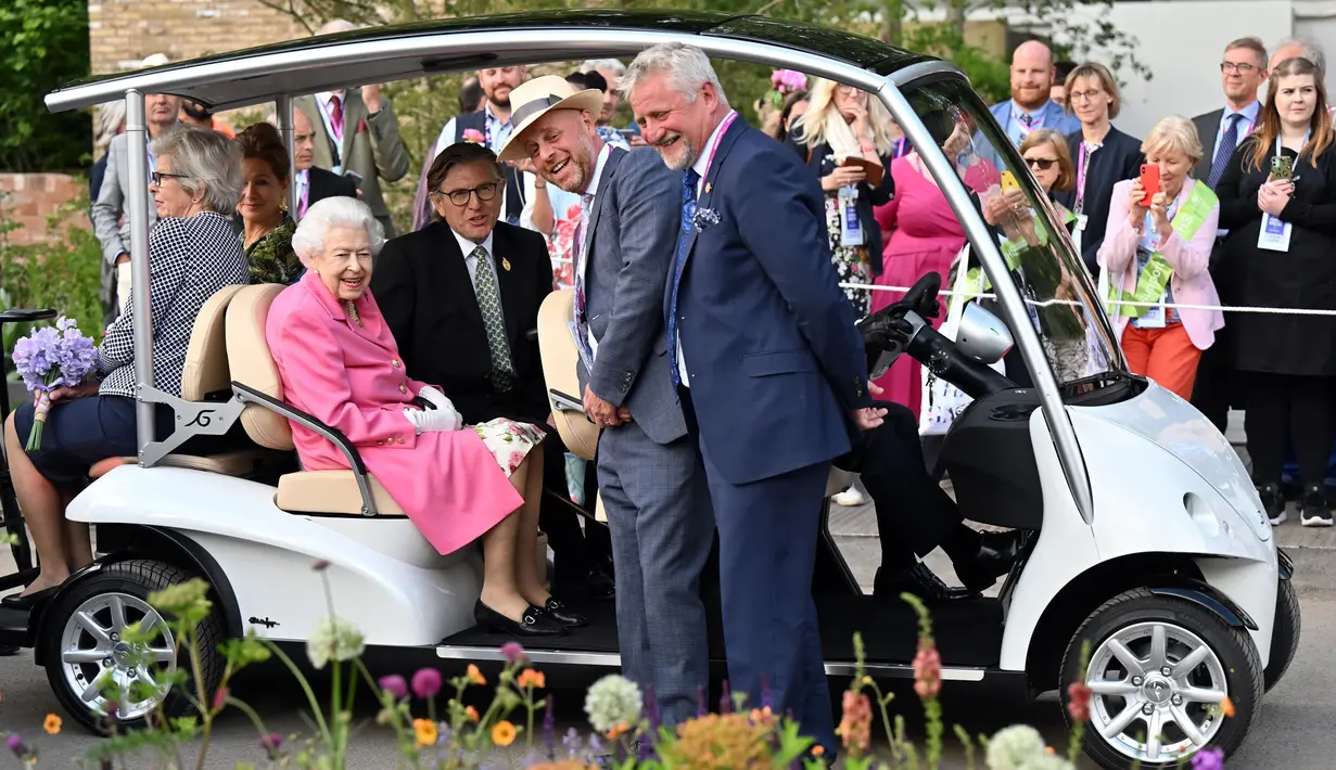 Ratu Inggris Elizabeth II duduk dalam buggy saat mengunjungi Royal Horticultural Society (RHS) Chelsea Flower Show di Royal Hospital Chelsea, London, Inggris, 23 Mei 2022. (Paul Grover/Pool via AP)