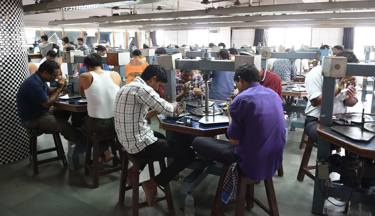 Suasana aktivitas pekerja di bengkel pemotongan dan pemolesan berlian di Ahmedabad (23/7/2019). India merupakan pusat pemotongan dan pemolesan berlian terbesar di dunia. (AFP Photo/Sam Panthaky)