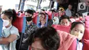 Sejumlah calon penumpang berada di dalam bus antar kota di terminal Kalideres Jakarta, Kamis  (22/12/2022).  Kepala Dinas Perhubungan (Kadishub) DKI Jakarta, Syafrin Liputo menyebutkan,  Jelang Natal dan Tahun Baru penumpang bus antarkota antarprovinsi (AKAP) di Terminal Kalideres mengalami lonjakan hingga 100 persen. (Liputan6.com/Johan Tallo)
