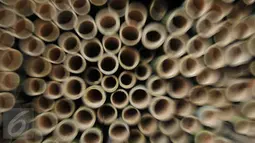Sejumlah bambu yang digunakan untuk pembuatan lemang di kawasan Kramat Raya, Senen, Jakarta, Jumat (17/6). Pembuatan lemang pada Ramadan meningkat lebih dari 300 persen dibanding hari biasa hingga mencapai 500 buah per-hari. (Liputan6.com/Gempur M Surya)