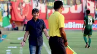 Pelatih Persebaya Surabaya, Djadjang Nurdjaman mendapat kartu kuning setelah pertandingan kontra Madura United berakhir di Stadon Gelora Madura, Pamekasan, Kamis (27/6/2019). (Bola.com/Aditya Wany)