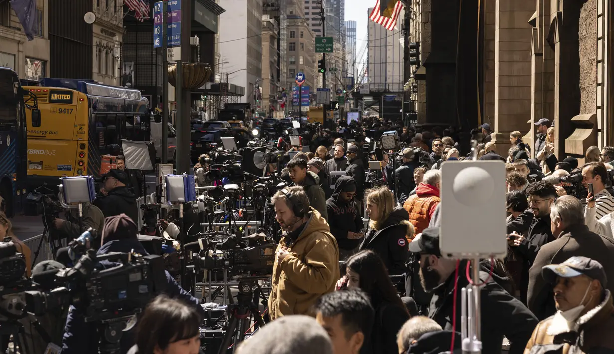 <p>"Meskipun mungkin ada beberapa perusuh berpikir untuk datang ke kota kami besok (Selasa), pesan kami jelas, sederhana: 'kendalikan dirimu'," tegas Wali Kota New York Eric Adams dalam konferensi pers. (AP Photo/Yuki Iwamura)</p>