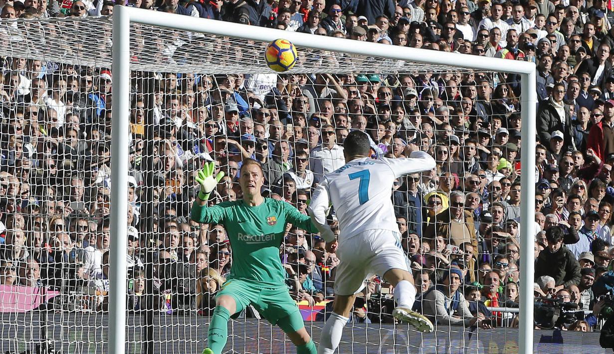 Tandukan kepala dari striker Real Madrid, Cristiano Ronaldo, gagal memebobol gawang Barcelona pada laga bertajuk El Clasico La Liga di Santiago Bernabeu, Sabtu (23/12/2017). Real Madrid takluk 0-3 dari Barcelona. (AP/Paul White)