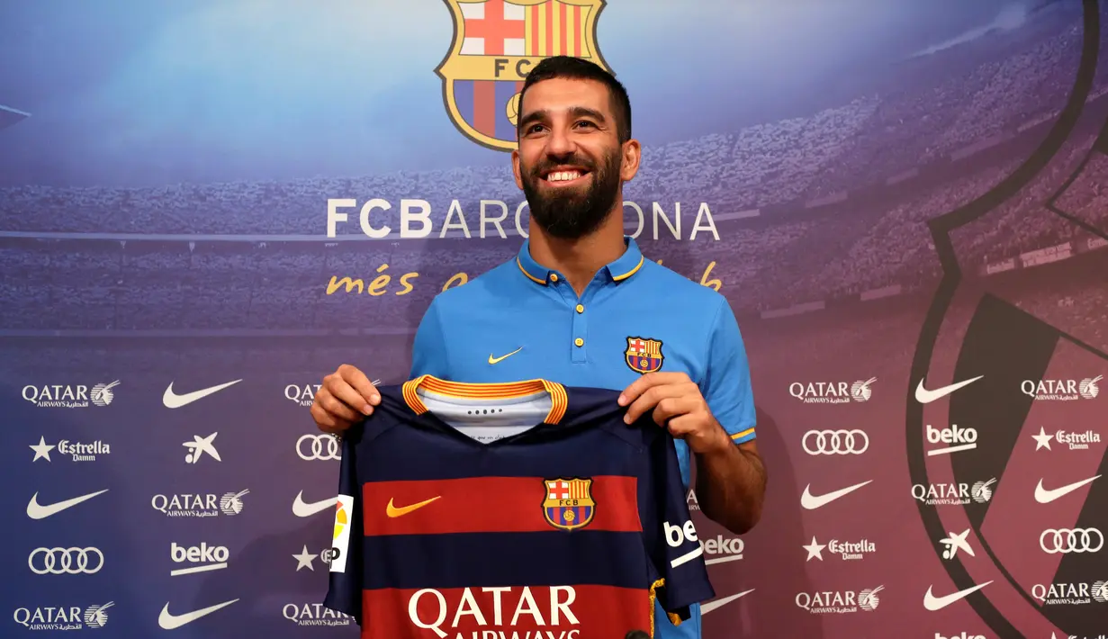 Arda Turan, pemain asal Turki yang direkrut Barcelona dari Atletico Madrid sebesar 41 juta euro diperkenalkan secara resmi kepada publik dalam suatu acara di Camp Nou, Barcelona. Jumat (10/7/2015). (AP Photo/Manu Fernandez)
