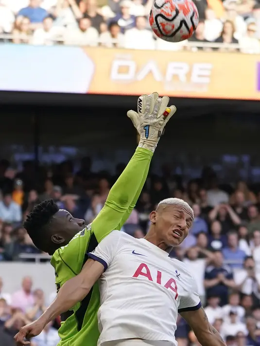Dua gol kemenangan Spurs atas Setan Merah seluruhnya tercipta di babak kedua, masing-masing lewat aksi Pape Matar Sarr dan Ben Davies. (AP Photo/Alberto Pezzali)