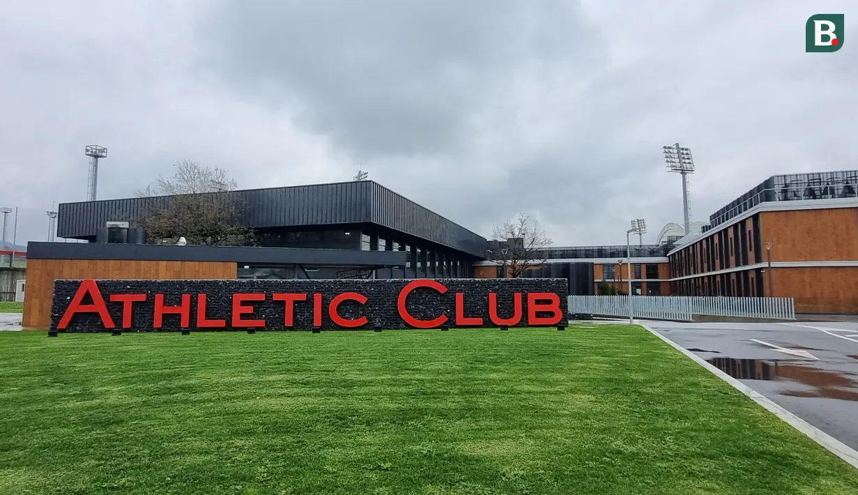 Pintu masuk utama Lezama, kompleks latihan tim utama dan arkas Akademi Athletic Bilbao. (Bola.com/Yus Mei Sawitri)