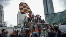 Suporter Persija Jakarta, Jakmania, melakukan pawai kemenangan Juara Piala Presiden di kawasan Bundaran HI, Minggu (18/2). Sepanjang jalan menuju Balai Kota dipenuhi lautan oranye dengan pekikan kemenangan dari Jakmania. (Liputan6.com/Faizal Fanani)