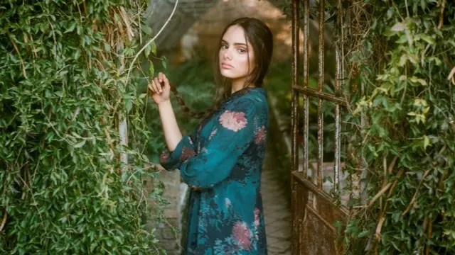 Ilustrasi Gamis Brokat Warna Emerald Green (Credit: Freepik)