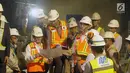 Menteri Luar Negeri Jepang Taro Kono saat meninjau perkembangan proyek kereta MRT di Stasiun Bundaran HI, Jakarta, Senin (25/6). Pembangunan MRT merupakan kerja sama Indonesia dan Jepang. (Liputan6.com/Helmi Fithriansyah)