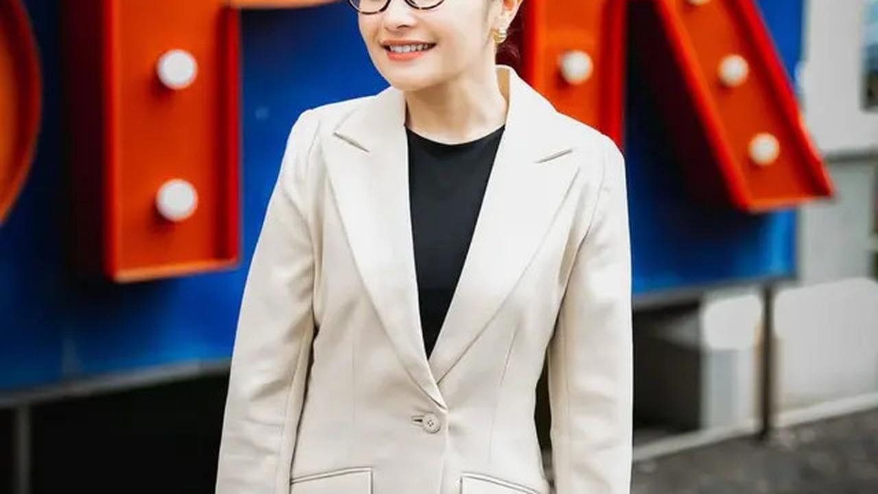 Resmi Jadi Dosen Tetap, Begini Gaya Mengajar Prilly Latuconsina yang Anggun dan Profesional