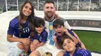 Istri Lionel Messi, Antonella Roccuzzo turut hadir di pertandingan final Piala Dunia 2022 Qatar untuk mendukung sang suami. Tak sendiri, ia juga mengajak ketiga putra kecilnya. Momen bahagia Messi merayakan kemenangan bersama istri dan anak-anaknya di tengah lapangan pun mencuri perhatian. (Liputan6.com/IG/@antonelaroccuzzo)