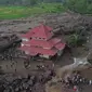 Masjid yang bertahan di tengah bencana galodo Sumatera Barat. (dok. @harimauminang/X/https://twitter.com/harimauminang/status/1789649403818754073?t=jWtCcrJCMB51nwpIyud6Ww&s=19/Putri Astrian Surahman)