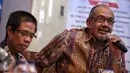 Mantan MenPANRB Azwar Abubakar menjadi pembicara dalam diskusi bertema "Mengejar Takdir Tenaga Honorer" di Cikini, Jakarta, Sabtu (13/2). Dalam diskusi tersebut hadir pula anggota DPR Komisi XI, Yandri Susanto. (Liputan6.com/Faizal Fanani)
