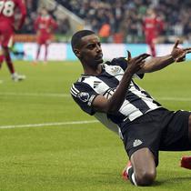 Pemain Newcastle, Alexander Isak melakukan selebrasi setelah mencetak gol pertama timnya ke gawang Liverpool pada laga lanjutan Liga Inggris 2024/2025 di St James Park Stadium, Newcastle, Inggris, Kamis (05/12/2024) WIB. (AP Photo/Ian Hodgson)